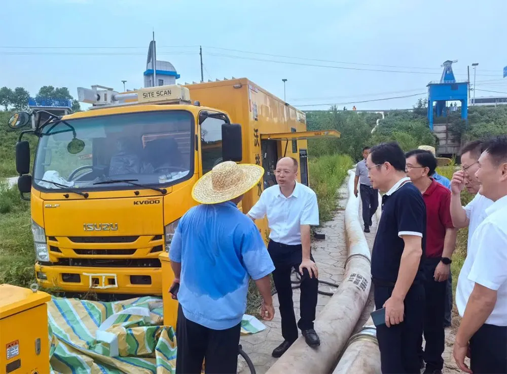 Заместитель мэра Чанши Чжоу Чуньхуэй (первый слева) осматривает на месте мероприятия по борьбе с засухой и защите рассады.