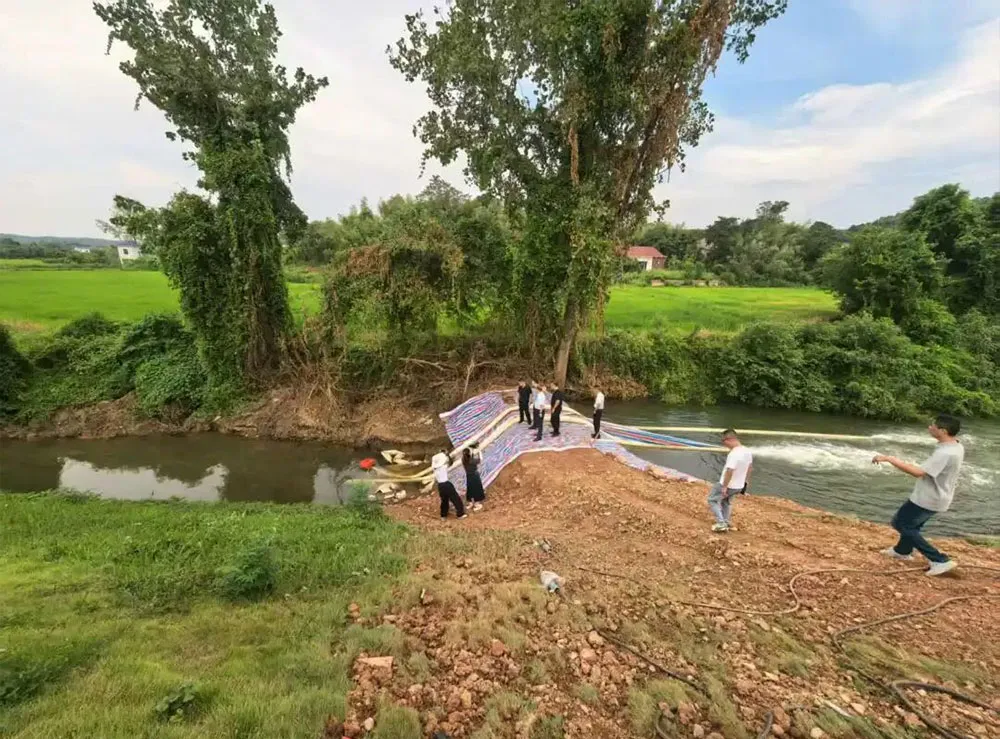 Водосточные машины отводят воду для борьбы с засухой в деревне Чжицзиган.